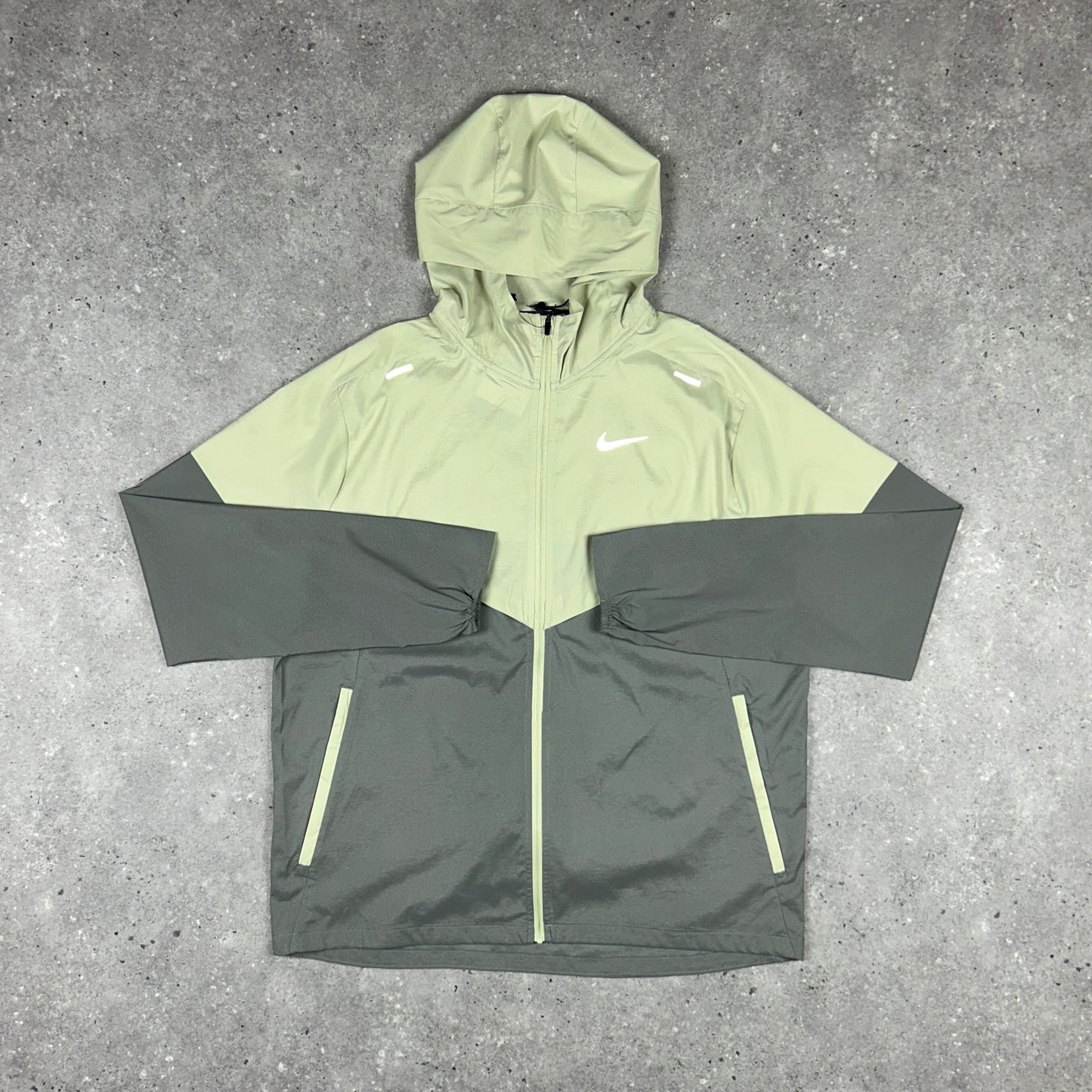 NIKE UV WINDRUNNER JACKET OLIVE AURA
