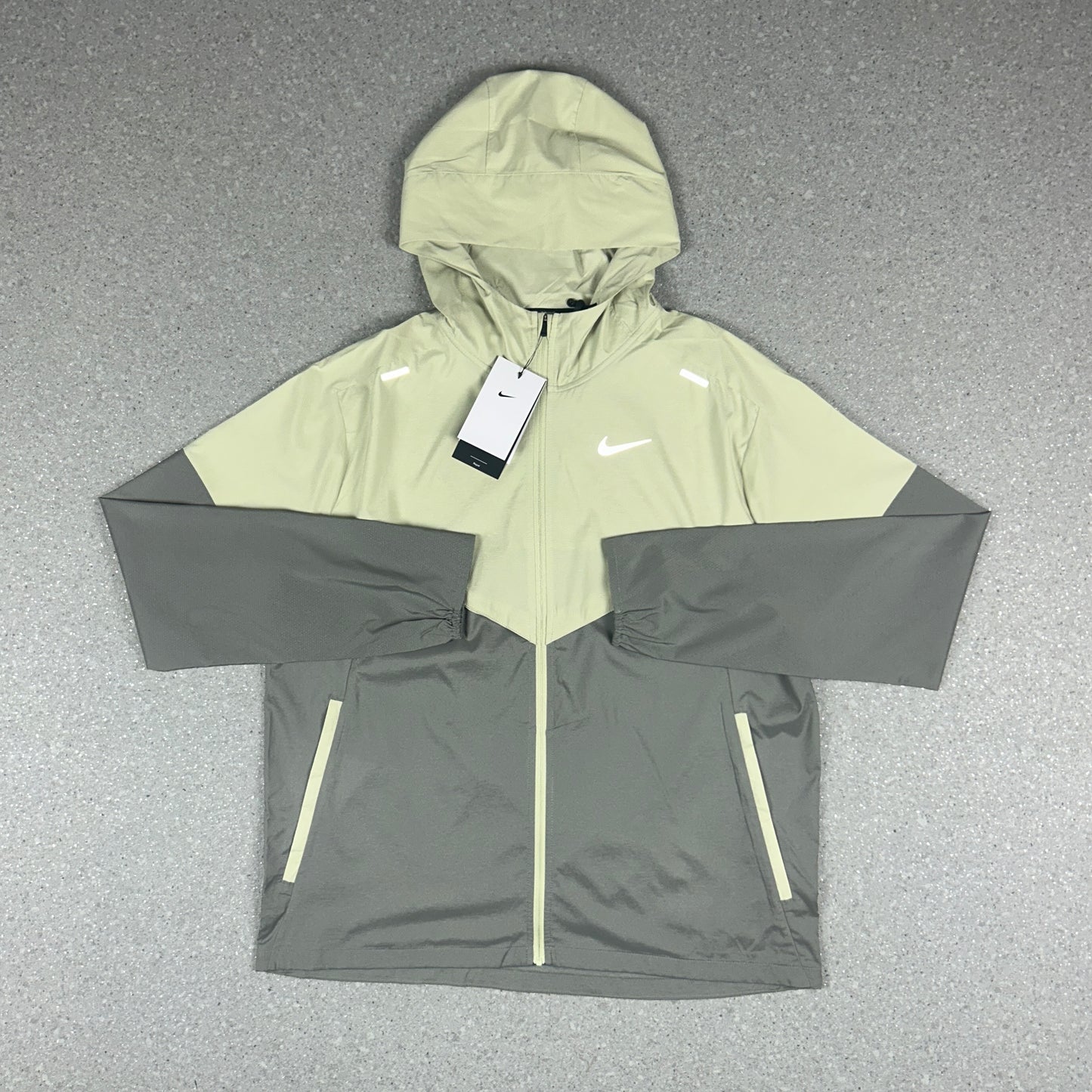 NIKE UV WINDRUNNER JACKET OLIVE AURA