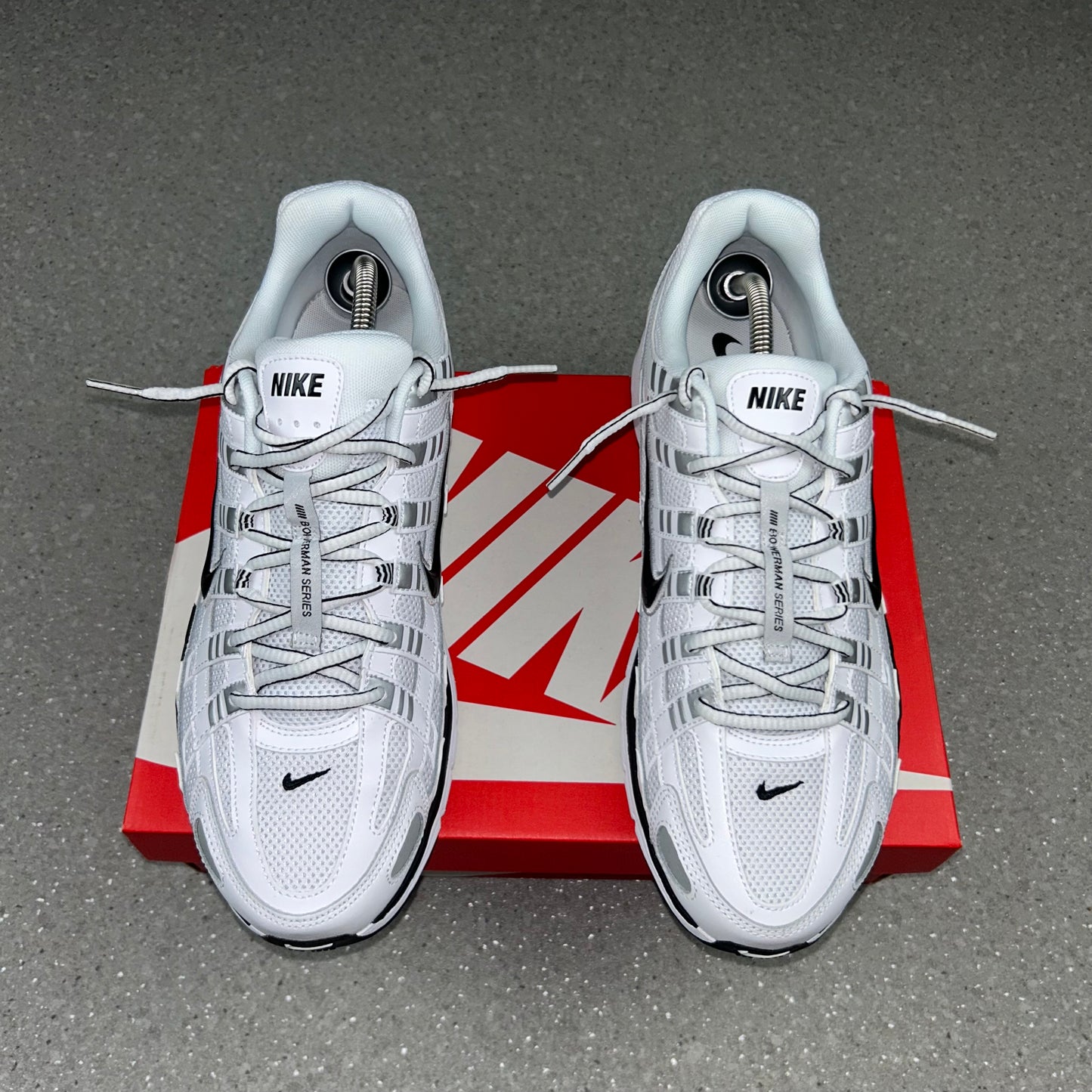 NIKE P6000 METALLIC WHITE