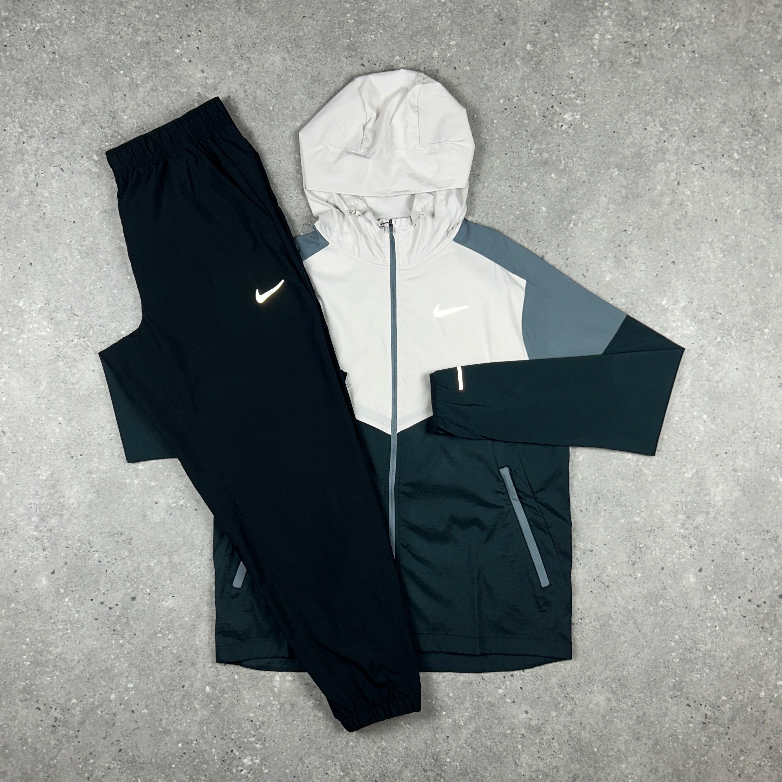 NIKE TRACKSUIT BLACK/LIGHT BONE