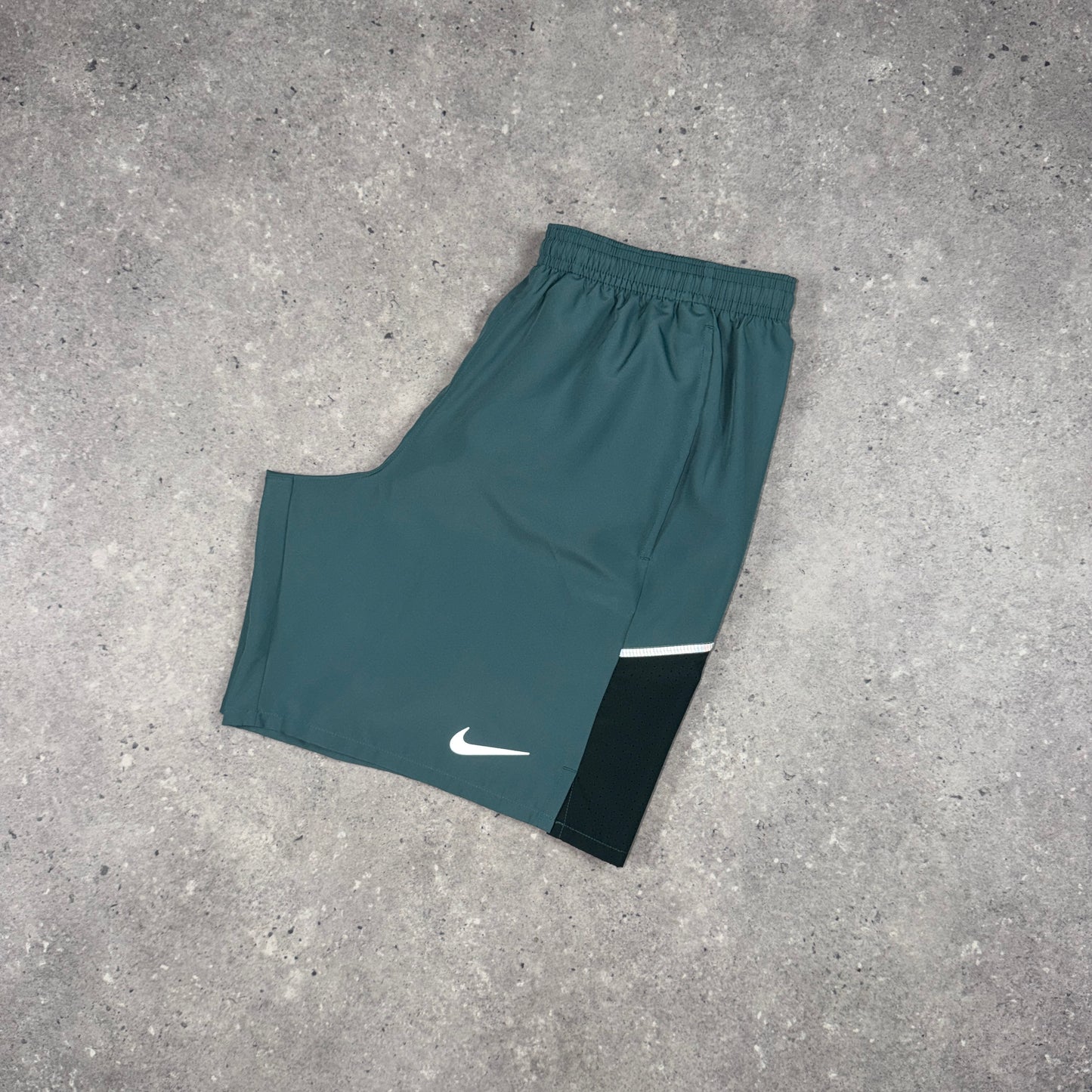NIKE CHALLENGER SHORTS SLATE GREEN
