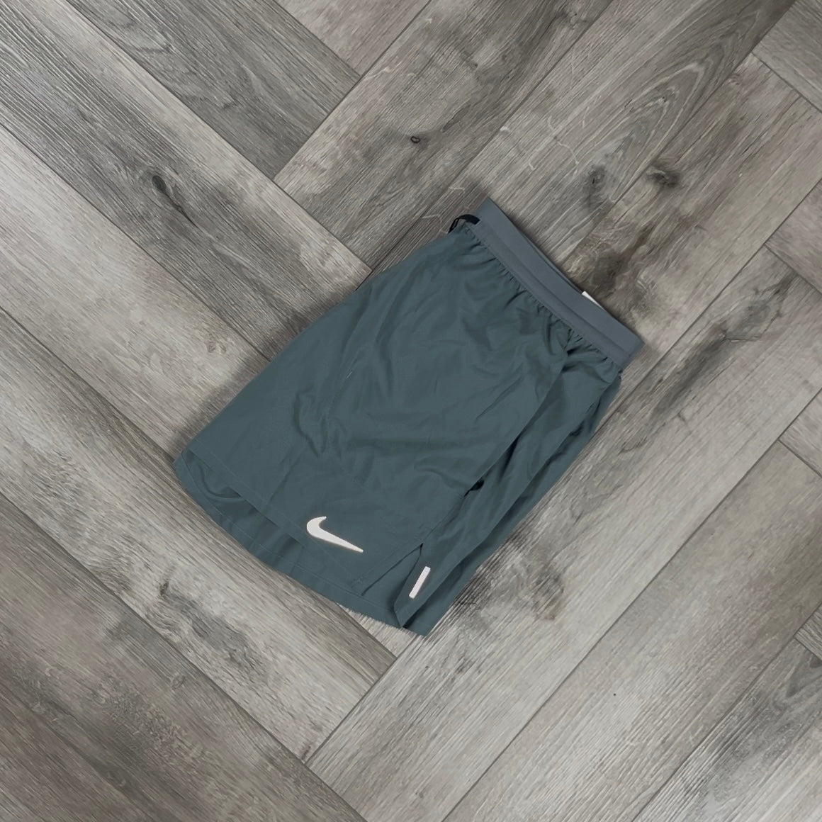 NIKE FLEX STRIDE SHORTS 5" GREY