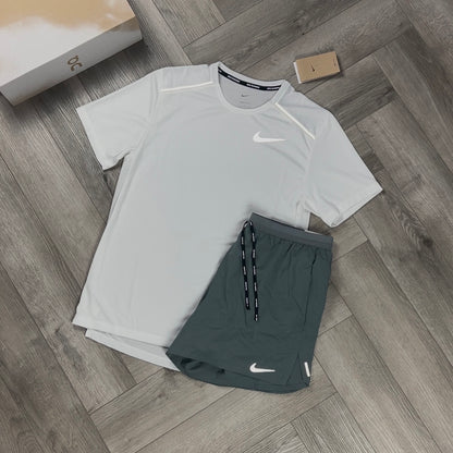 NIKE 1.0 MILER T-SHIRT WHITE & GREY 5” FLEX STRIDE SHORT SET