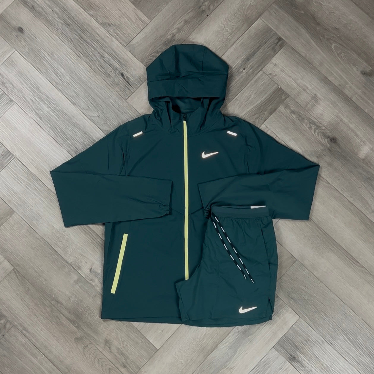 NIKE UV WINDRUNNER JACKET DEEP JUNGLE & FLEX STRIDE SHORTS SET