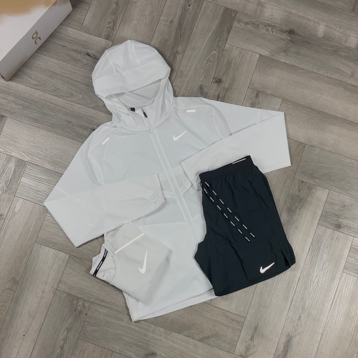 NIKE UV WINDRUNNER ICE WHITE & NIKE FLEX 7” SHORTS BLACK SET