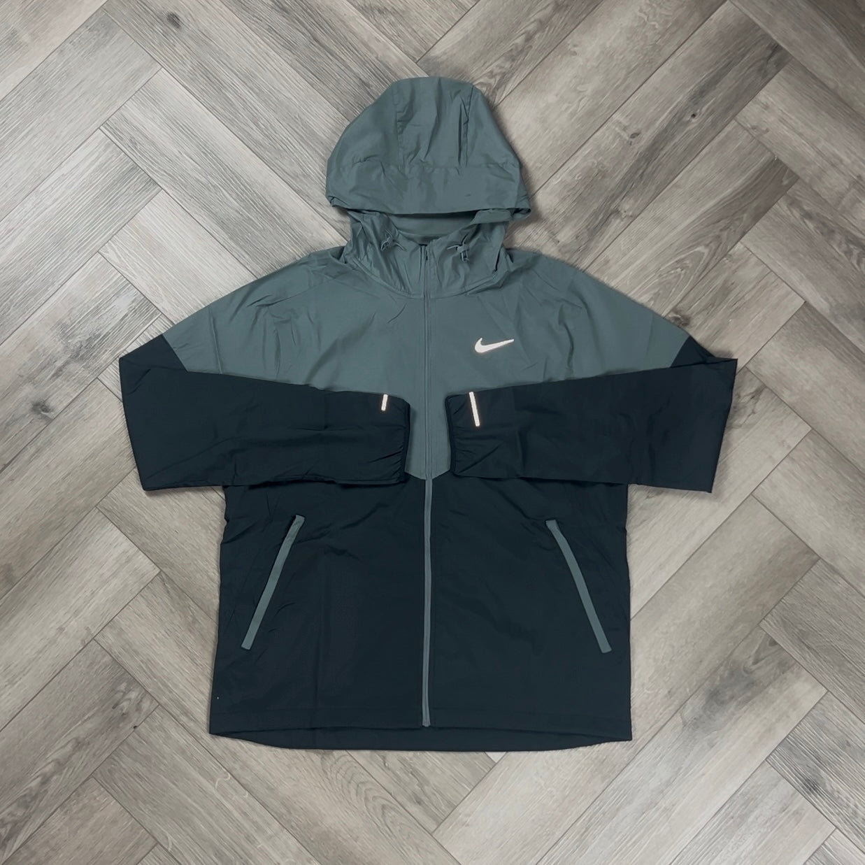 NIKE UV WINDRUNNER JACKET BLACK/GREY