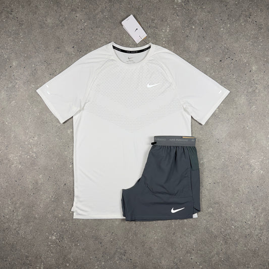NIKE STRIDE T-SHIRT SHORTS SET WHITE/GREY