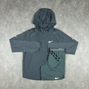 NIKE REPEL WINDRUNNER SET SMOKE GREY