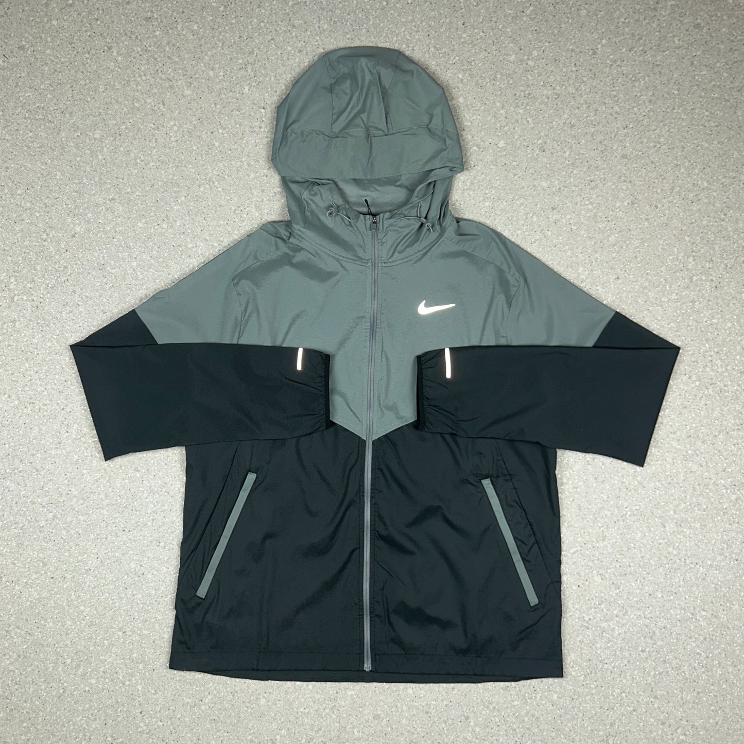 NIKE UV WINDRUNNER JACKET BLACK/GREY & NIKE 7” FLEX STRIDE SHORTS GREY SET