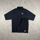 ASICS CORE 1/4 ZIP SHORTS SET BLACK