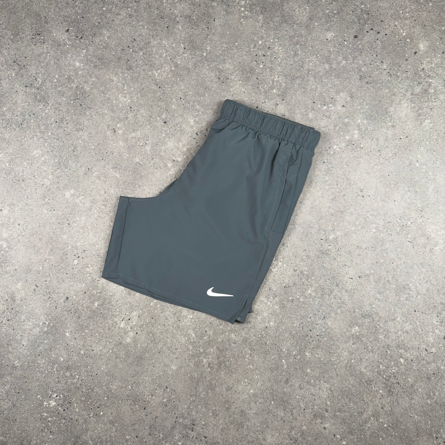 NIKE CHALLENGER SHORTS GREY
