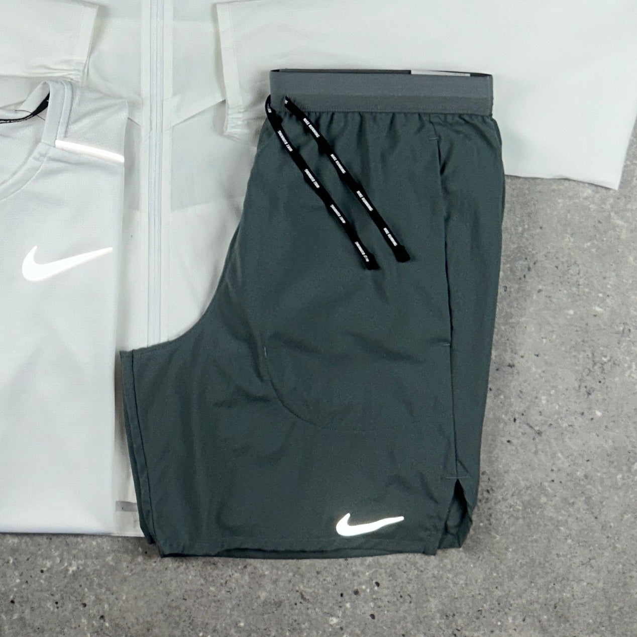 NIKE FLEX STRIDE SHORTS GREY