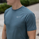 NIKE STRIDE T-SHIRT SHORTS SET MINERAL SLATE